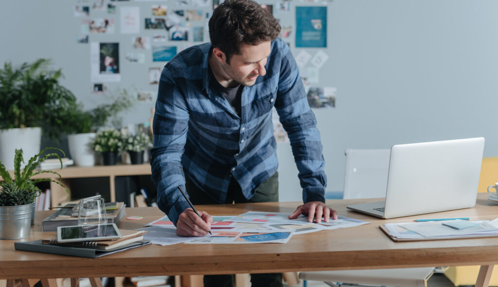 Mann prüft Print Designs für Programmatic Print